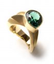 Bewegter Ring mit grünem Stein.
